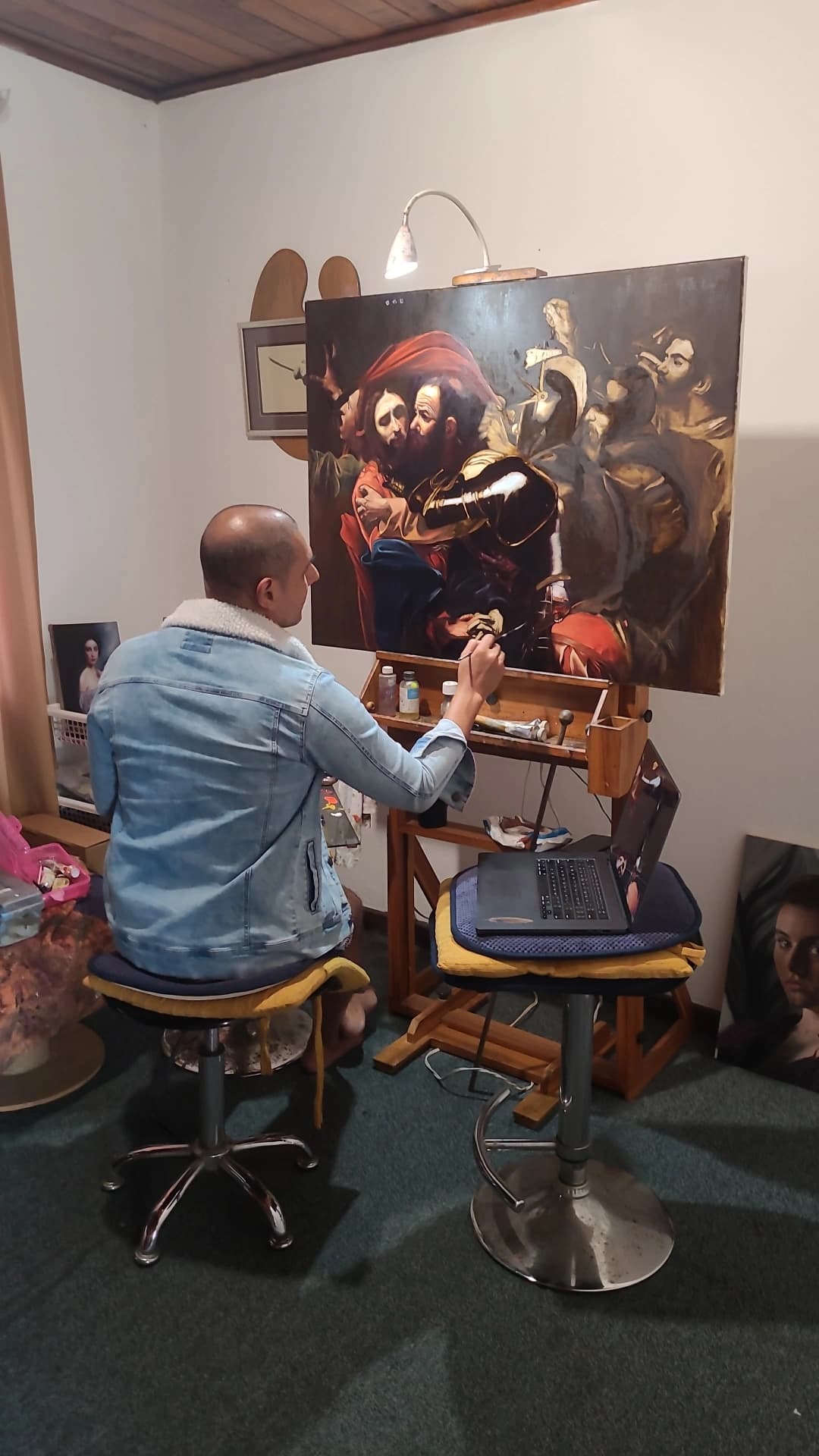 Rolando Rojas working at the easel