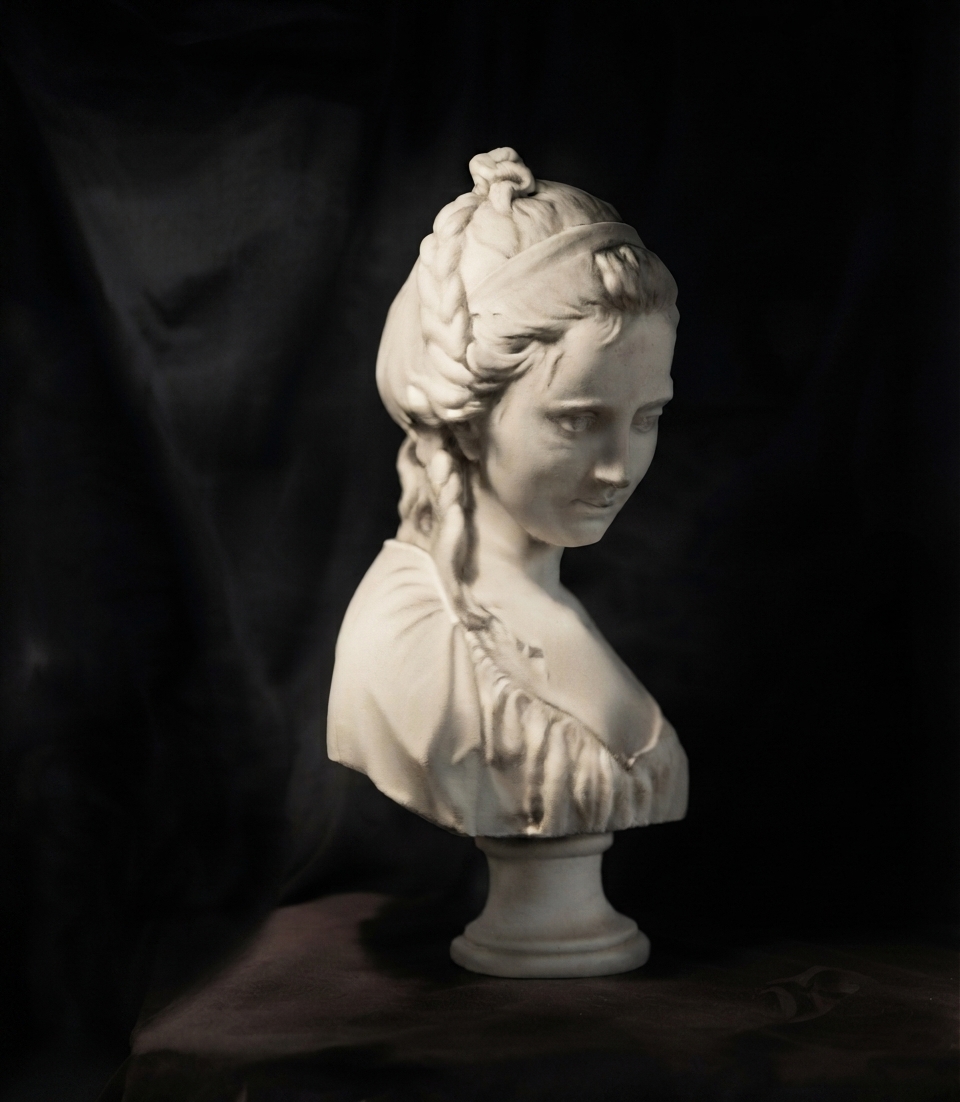 Busto de Bevedere - Chercheuse by Rolando Del Carmen